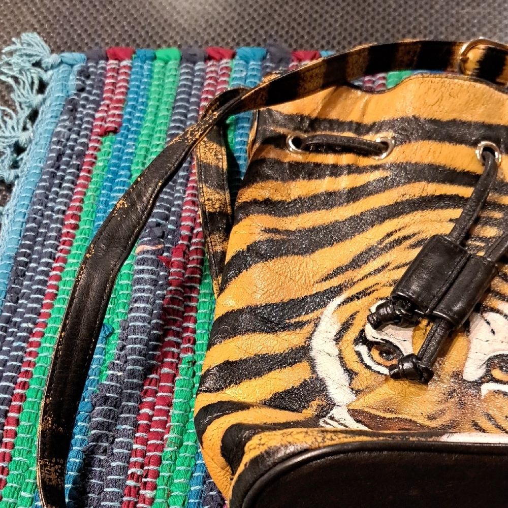 Leather Painted Tiger Pattern Shoulder Bag - Picture 6 of 8